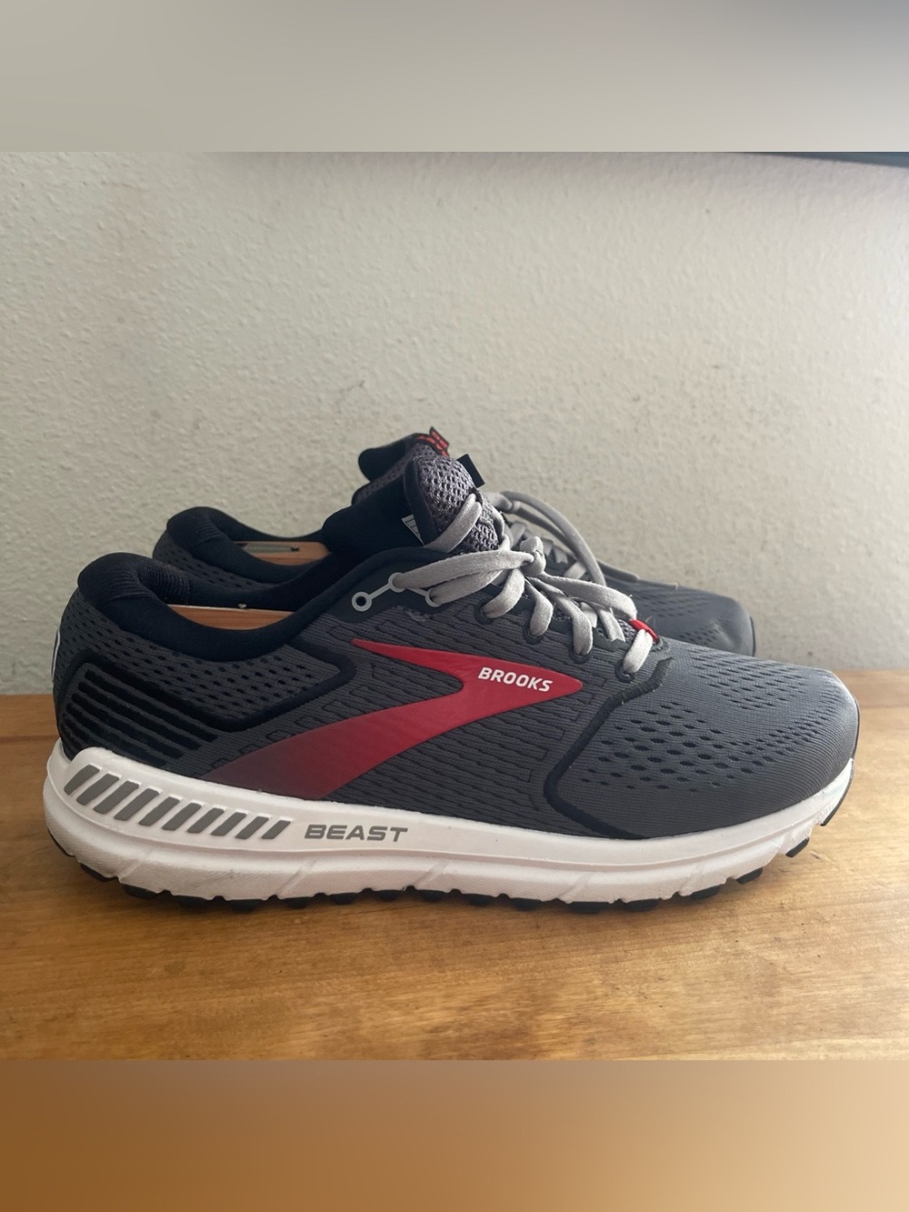 Brooks Beast ‘20 Men’s Sz 10.5 2E Supportive Gray/Red Athletic Running Shoes